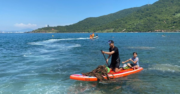 Lặn nhặt rác "giải cứu" san hô